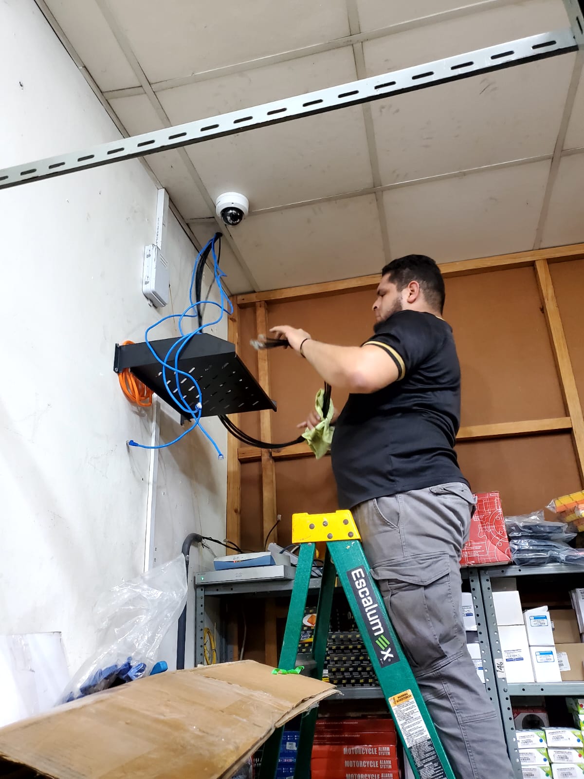 Técnico instalando bandeja de red